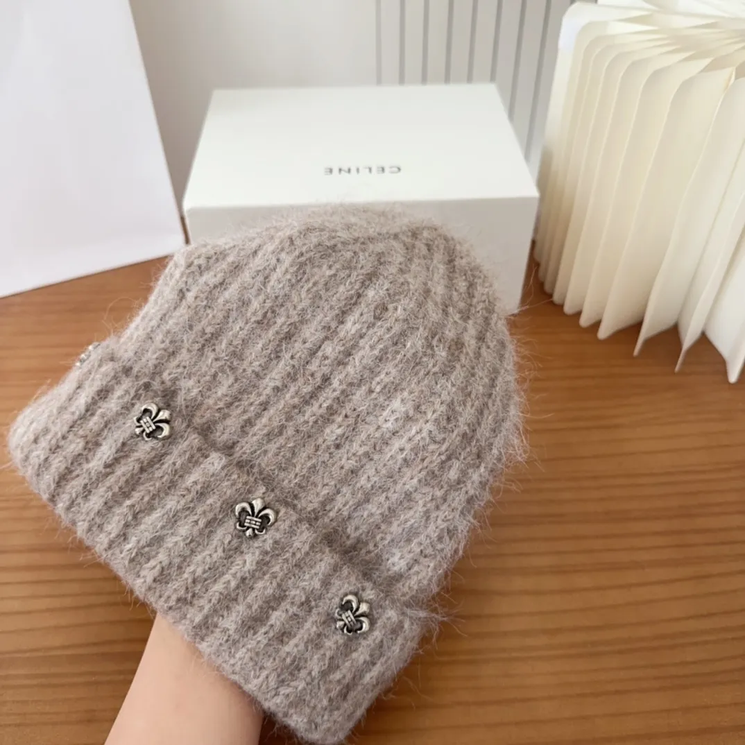 💰70 Crow Heart Autumn and Winter Wool Knitted Beanie This must be a favorite of minimalism. It is clean, neat, fashionable and versatile, and will definitely not be picky about your face shape! A fashionable classic that lasts forever! Fashionable black and white can be purchased together!